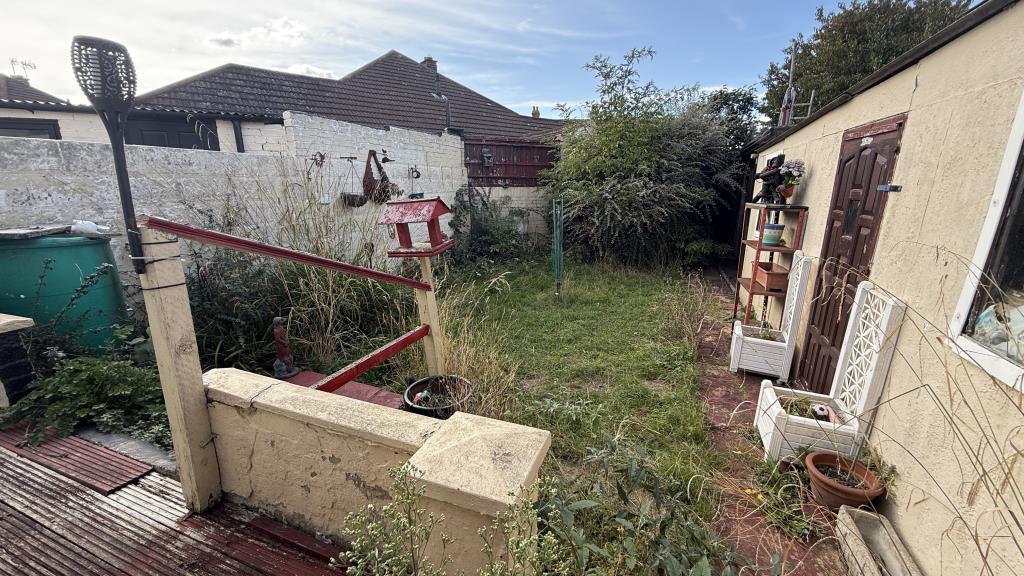 Lot: 140 - SEMI-DETACHED BUNGALOW FOR REFURBISHMENT - External image of garden